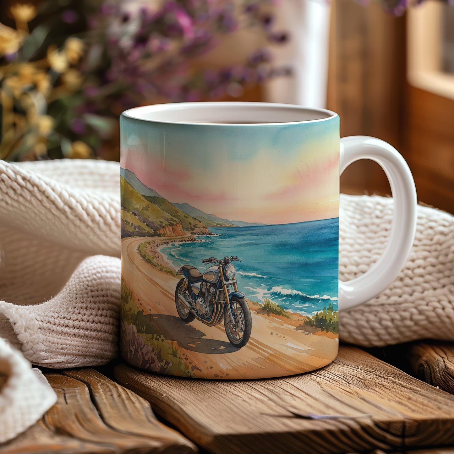 Hrnek s motorkou na pobřežní stezce