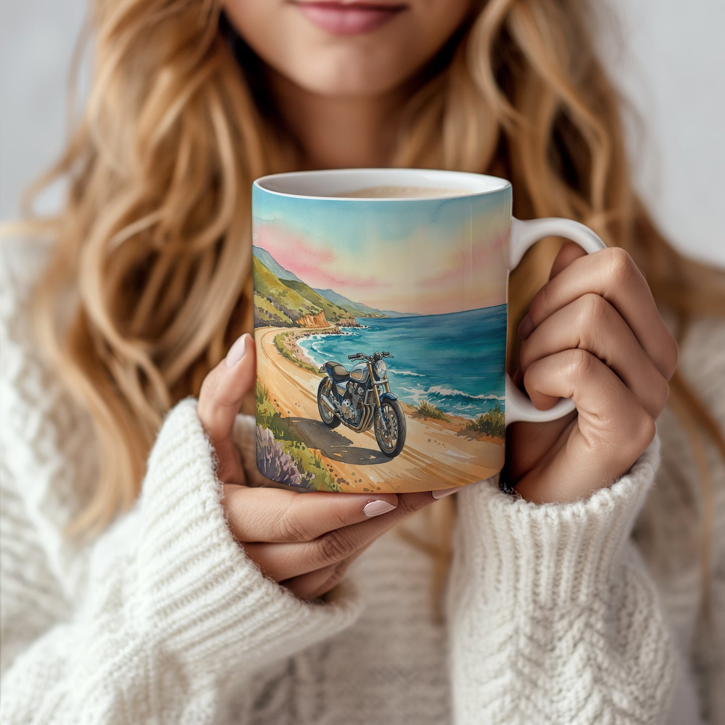 Hrnek s motorkou na pobřežní stezce