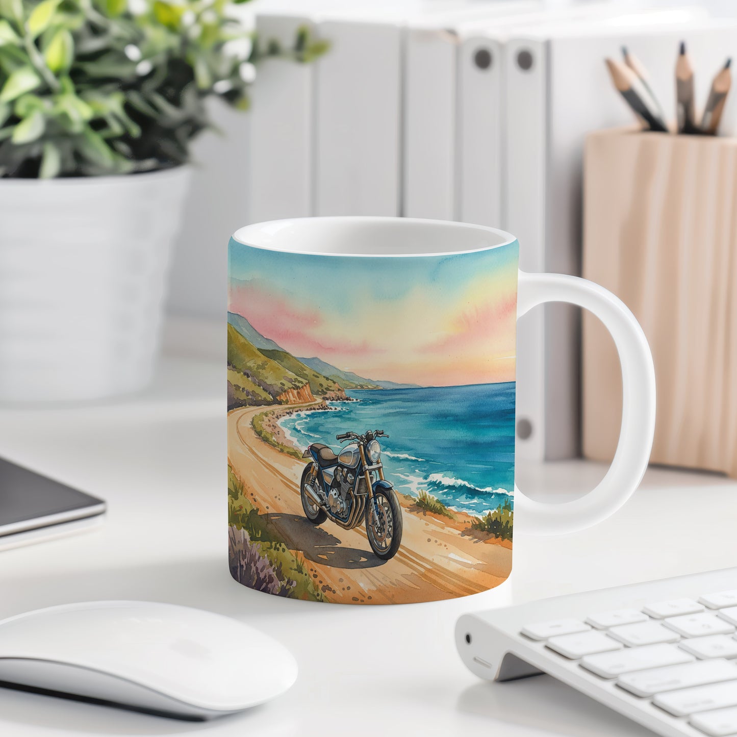 Hrnek s motorkou na pobřežní stezce