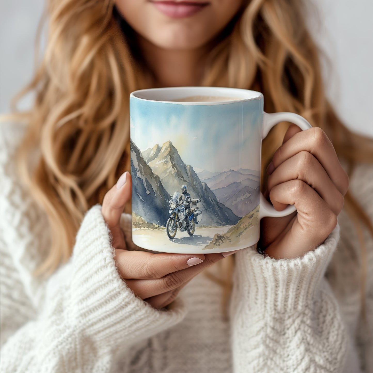 Hrnek s motorkou v horském průsmyku