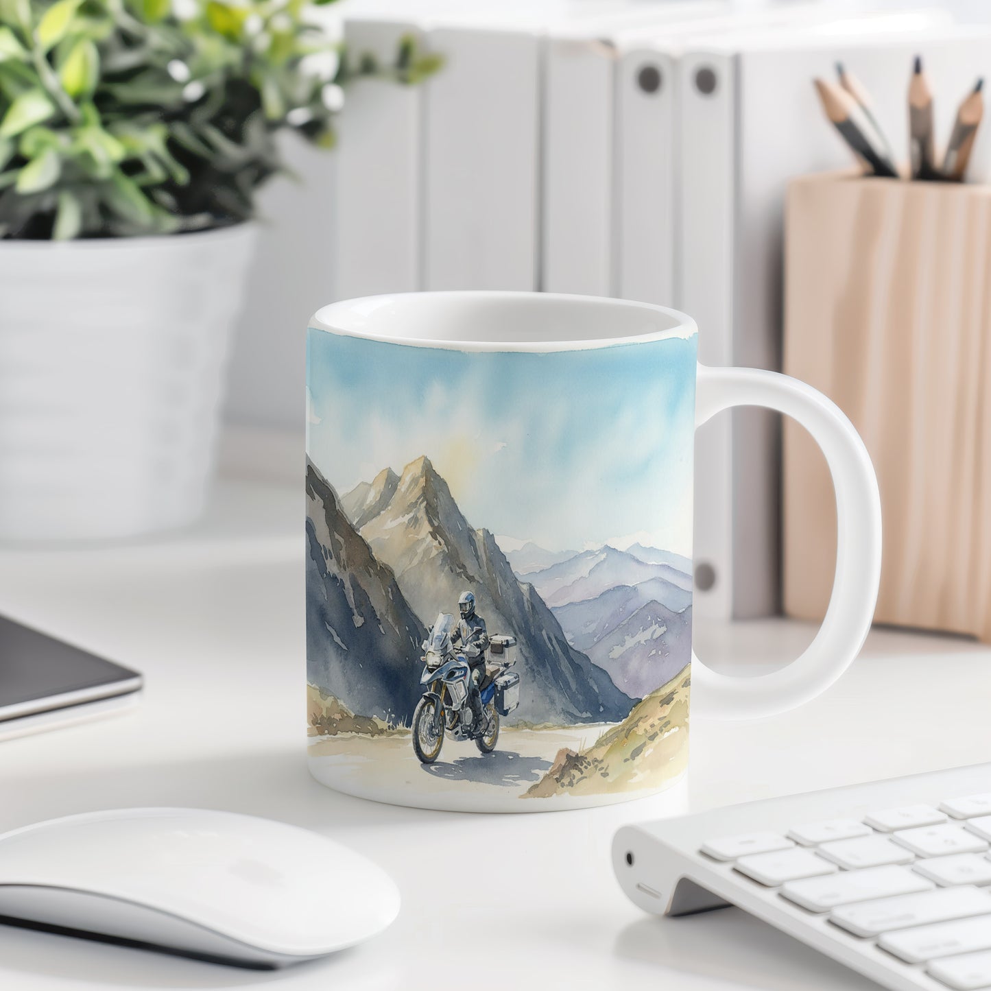 Hrnek s motorkou v horském průsmyku