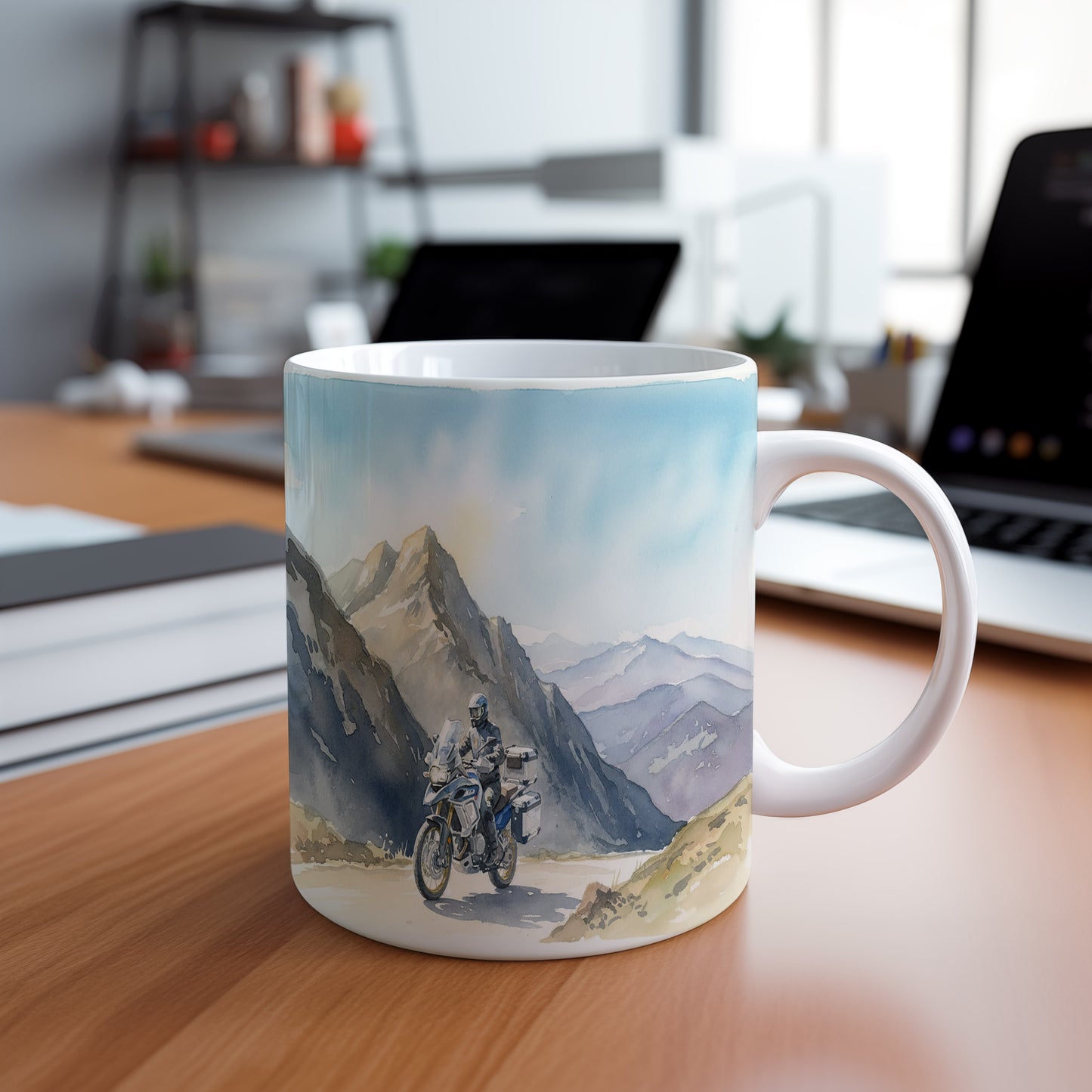 Hrnek s motorkou v horském průsmyku