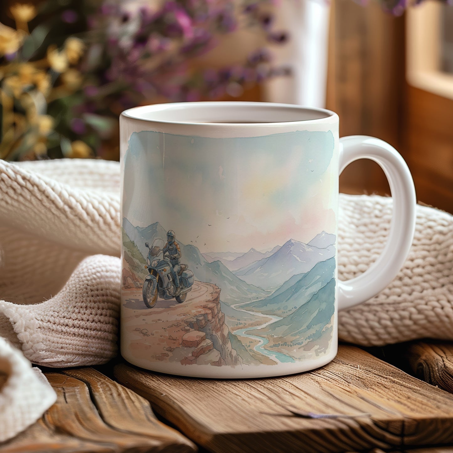 Hrnek s motocyklem na horské silnici