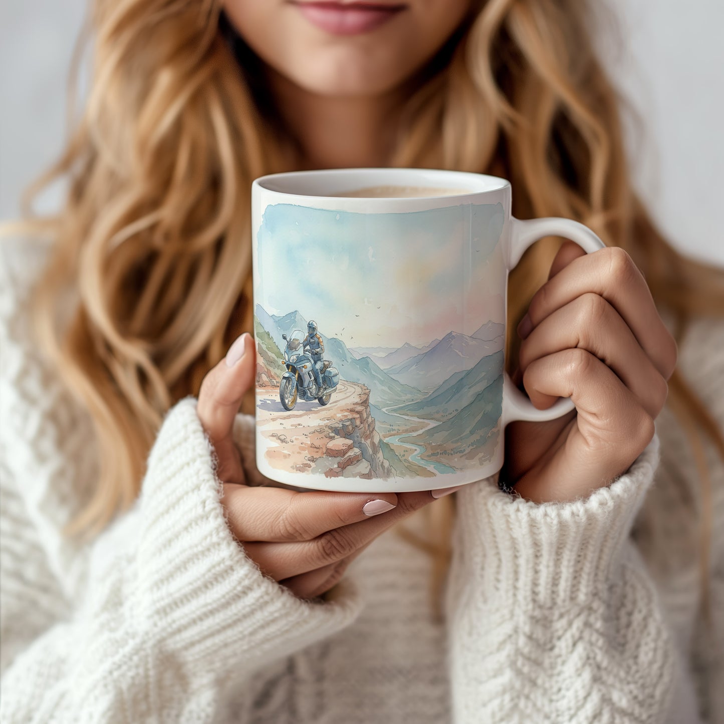 Hrnek s motocyklem na horské silnici