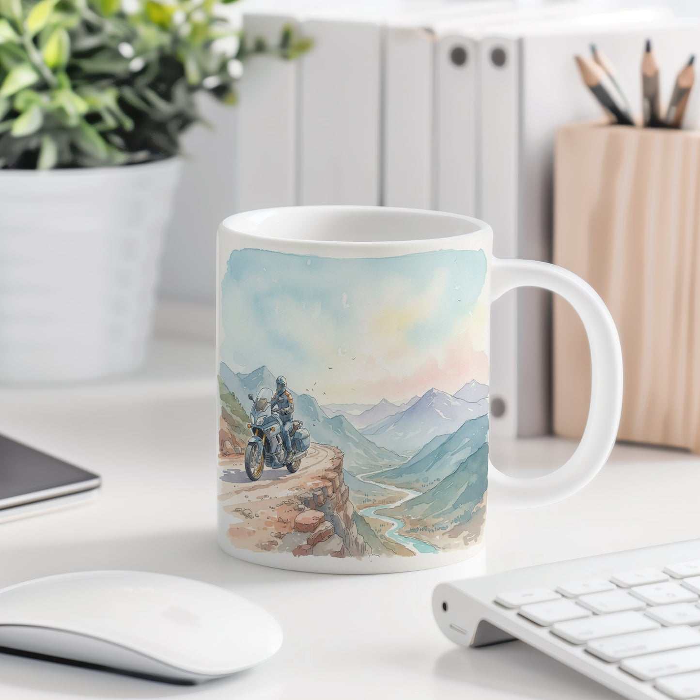 Hrnek s motocyklem na horské silnici