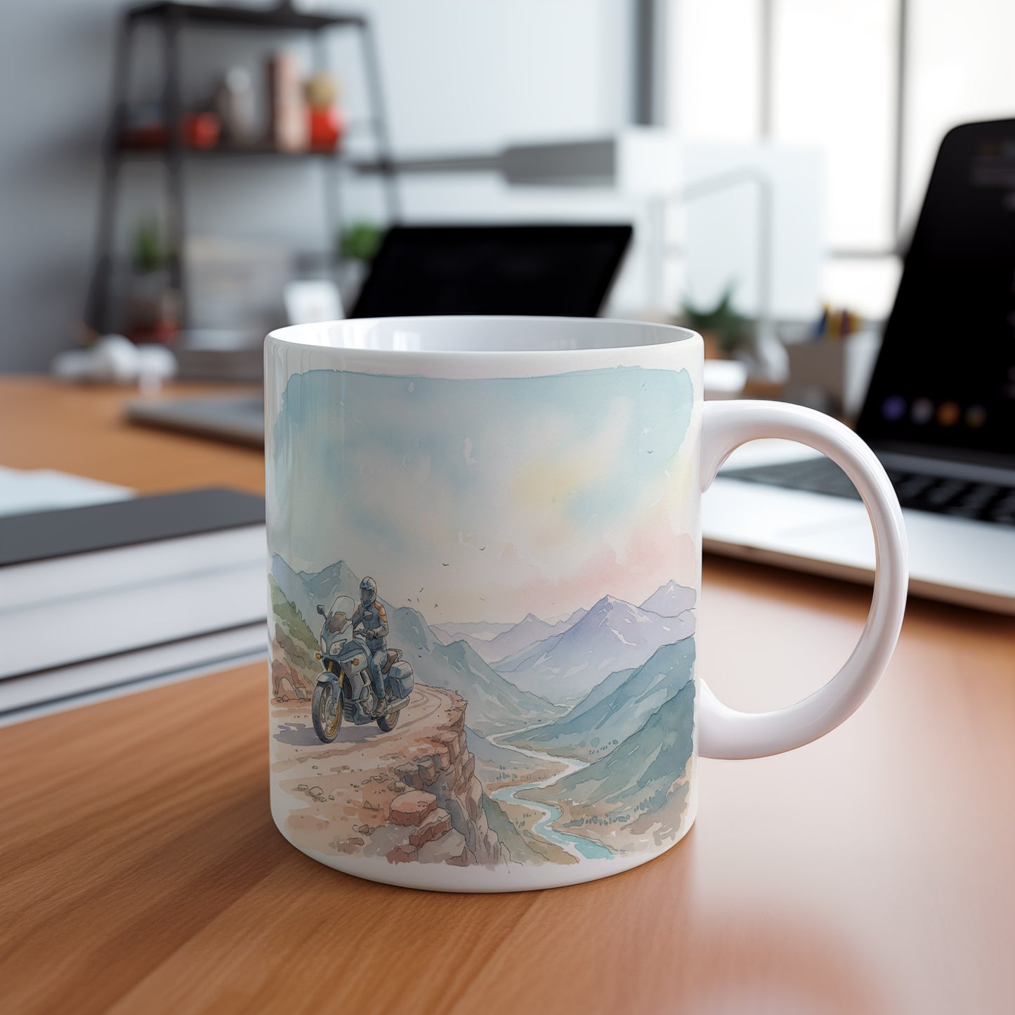 Hrnek s motocyklem na horské silnici