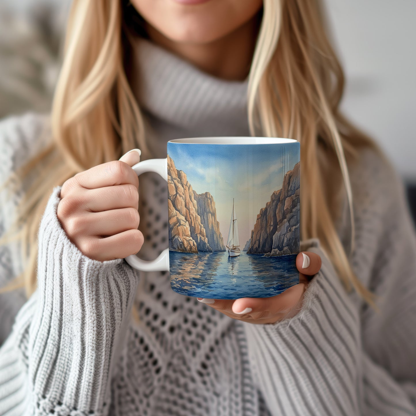 Hrnek s plachetnicí mezi útesy