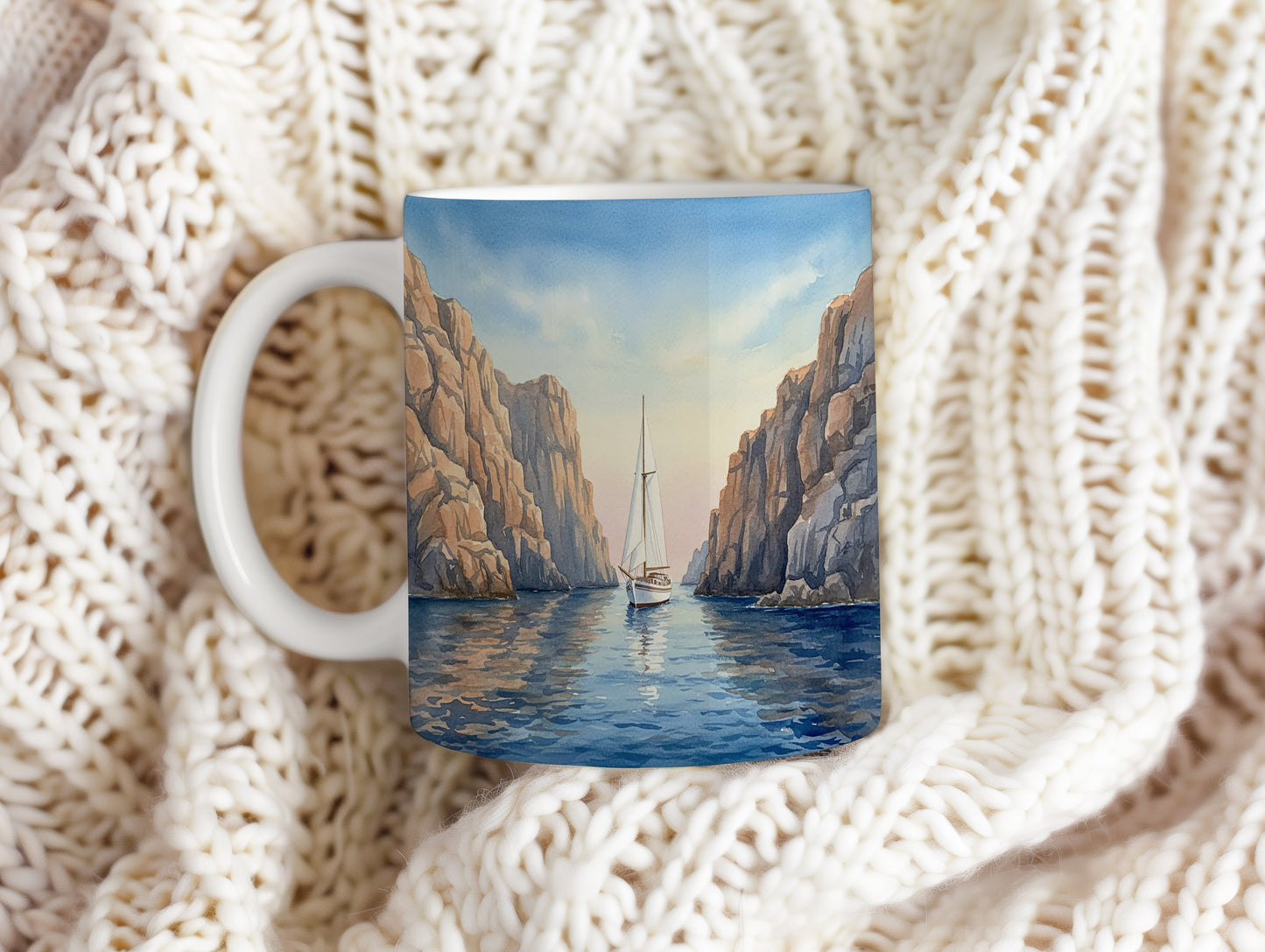 Hrnek s plachetnicí mezi útesy