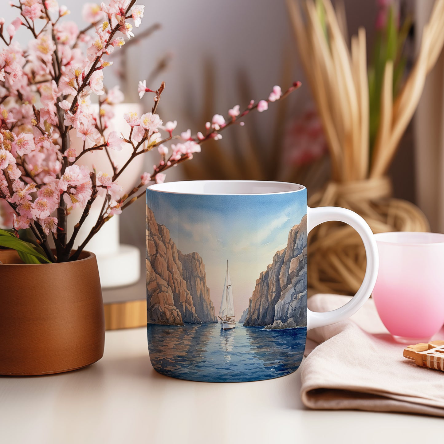 Hrnek s plachetnicí mezi útesy