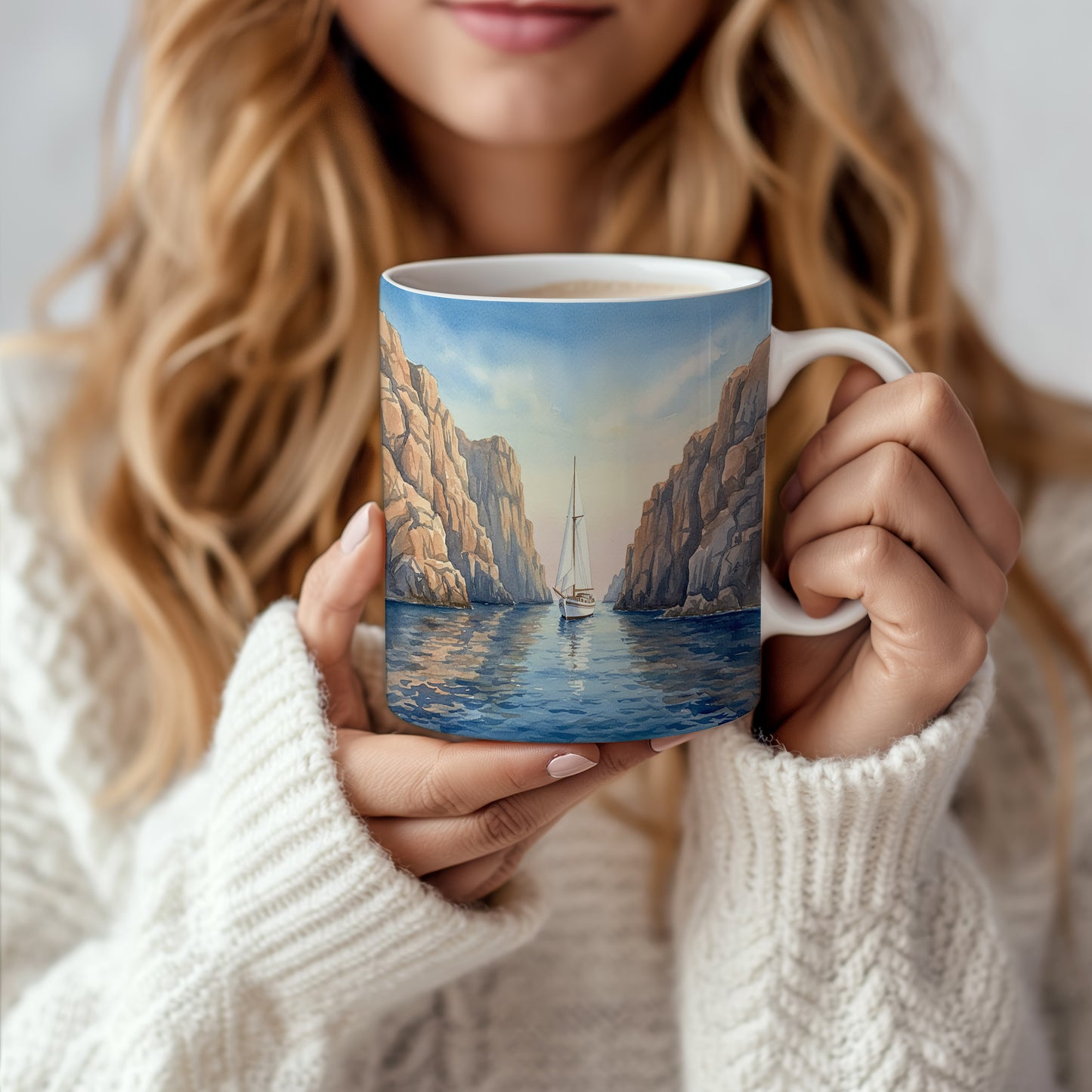 Hrnek s plachetnicí mezi útesy