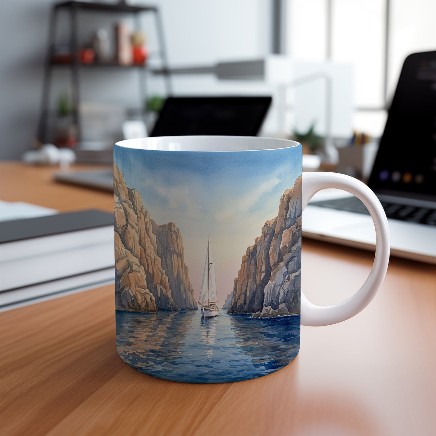 Hrnek s plachetnicí mezi útesy