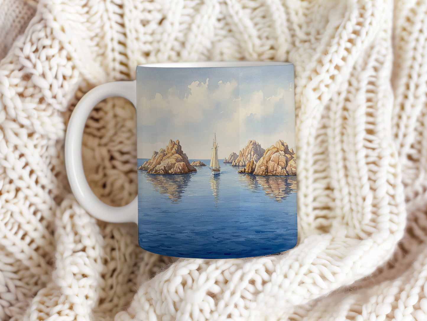 Hrnek s lodí mezi skalami