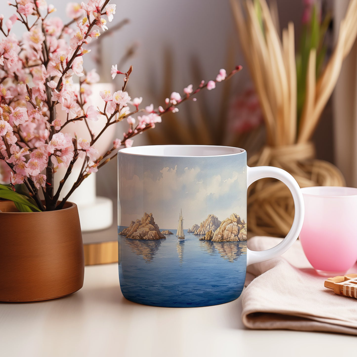 Hrnek s lodí mezi skalami