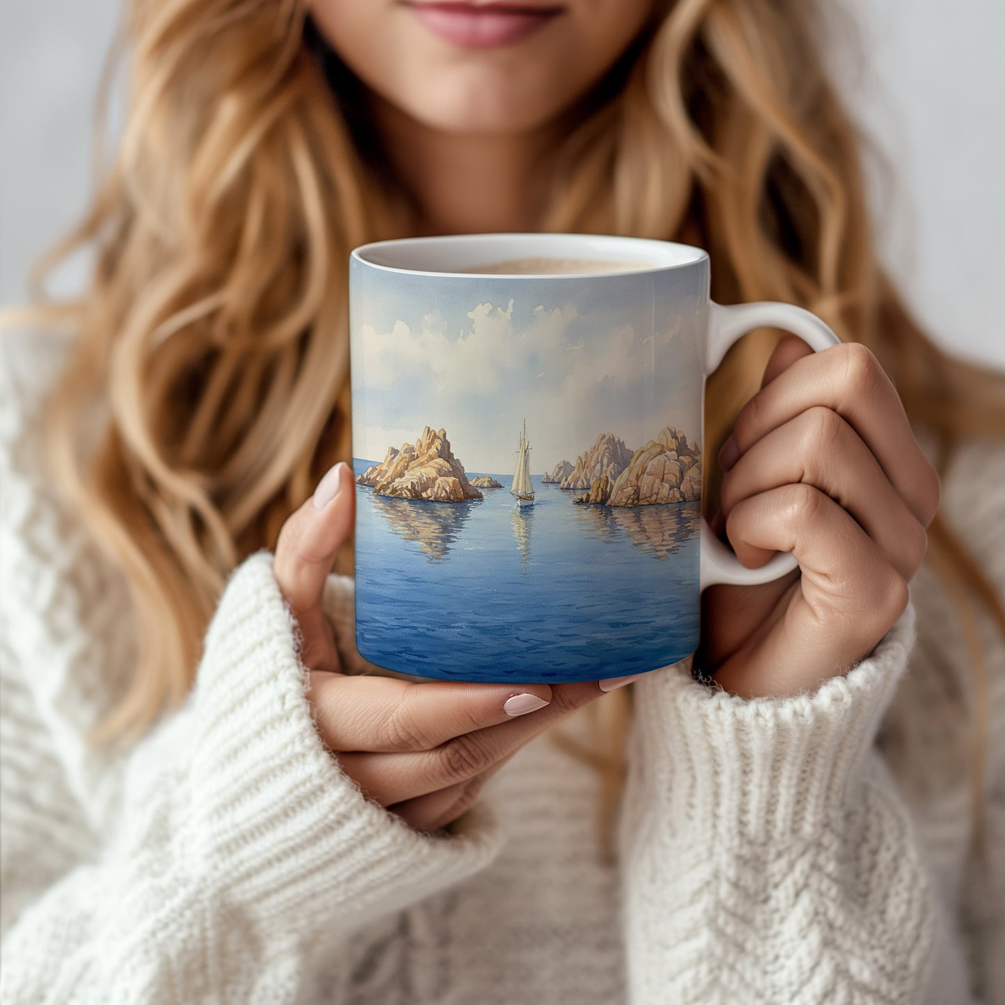 Hrnek s lodí mezi skalami