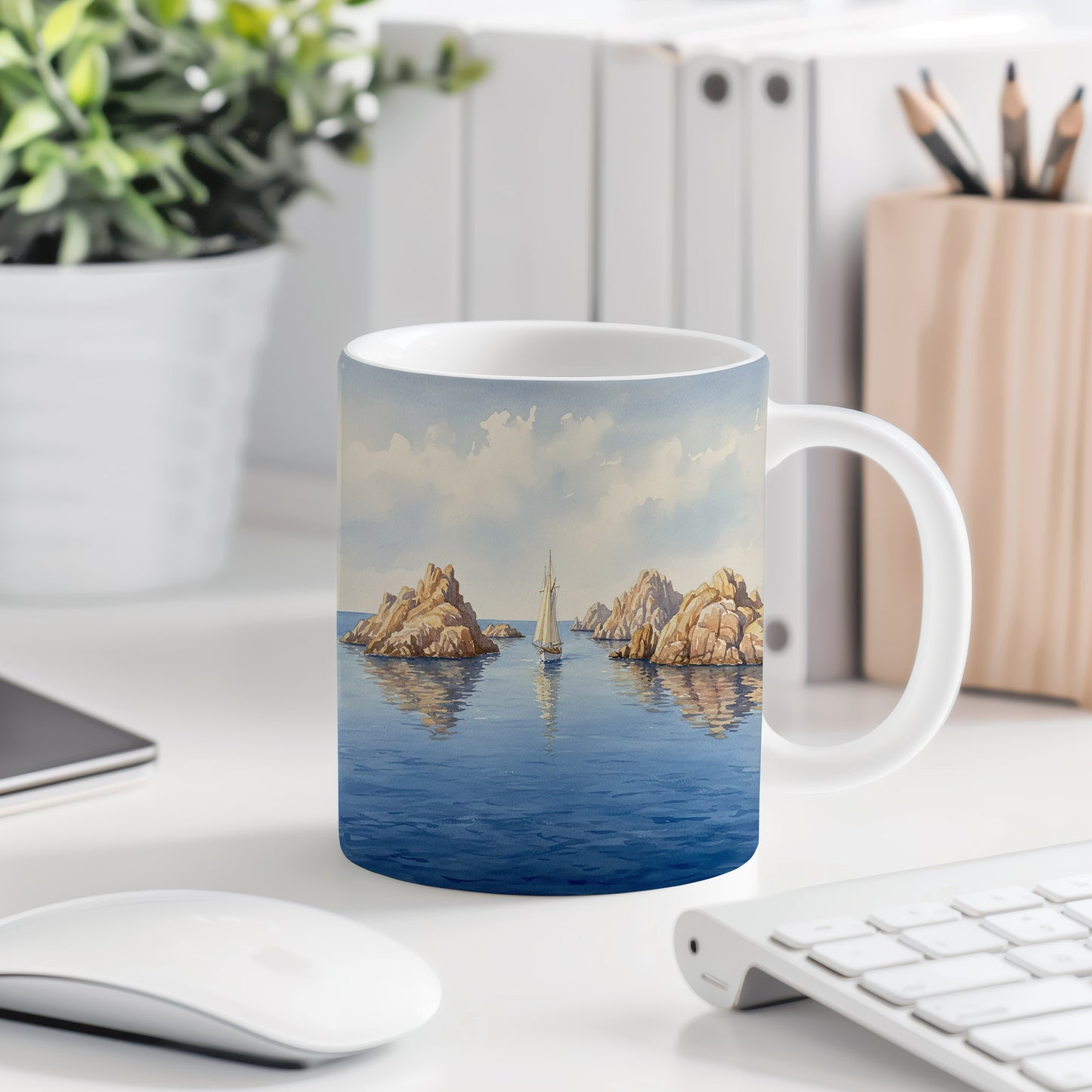 Hrnek s lodí mezi skalami