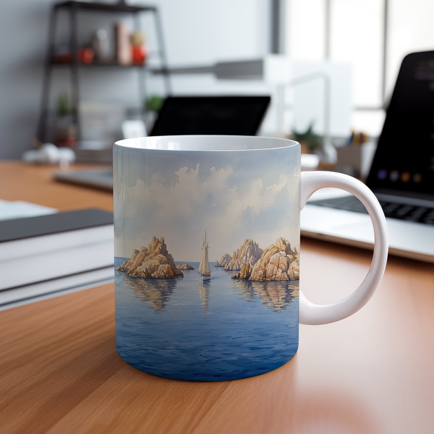 Hrnek s lodí mezi skalami