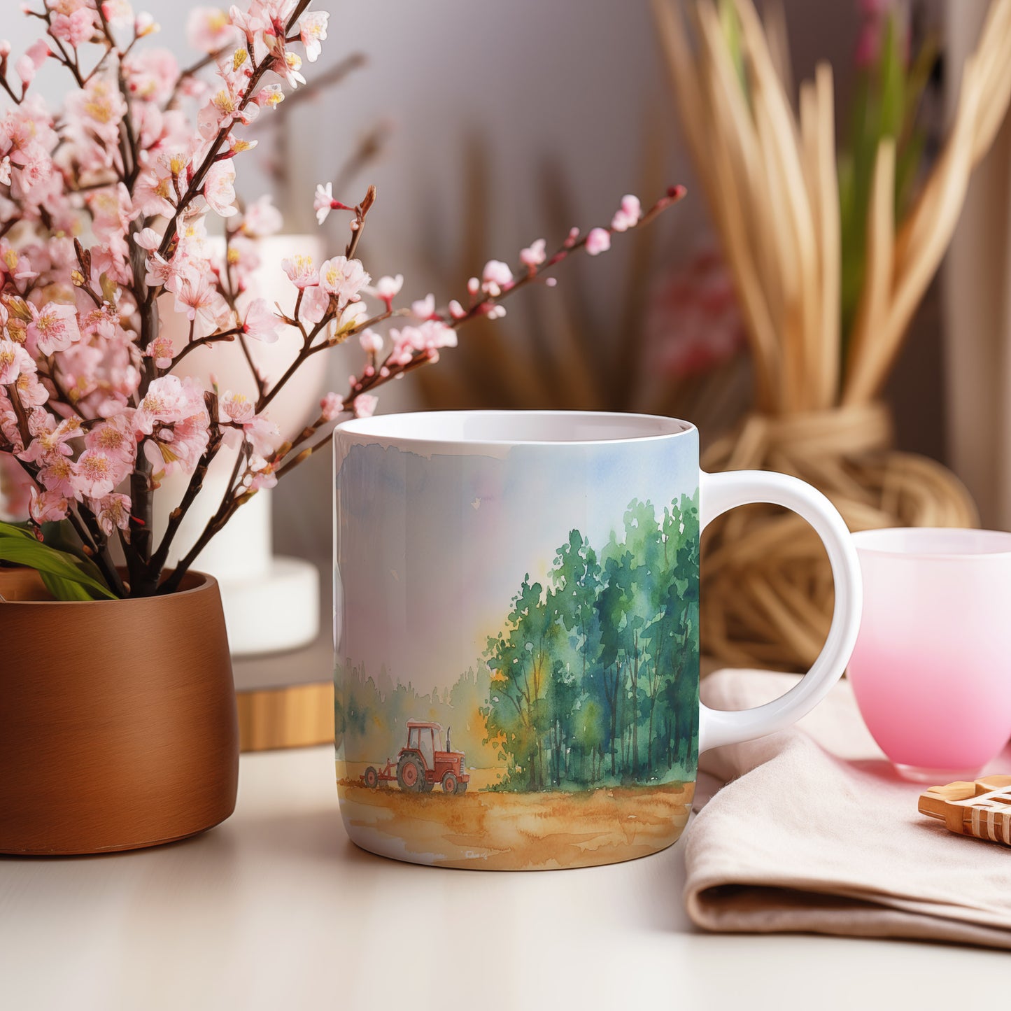 Hrnek s traktorem u lesa