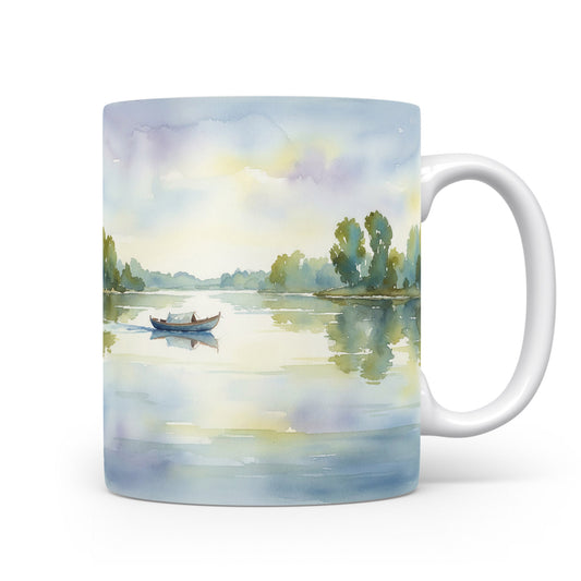 Hrnek s lodí na klidné hladině