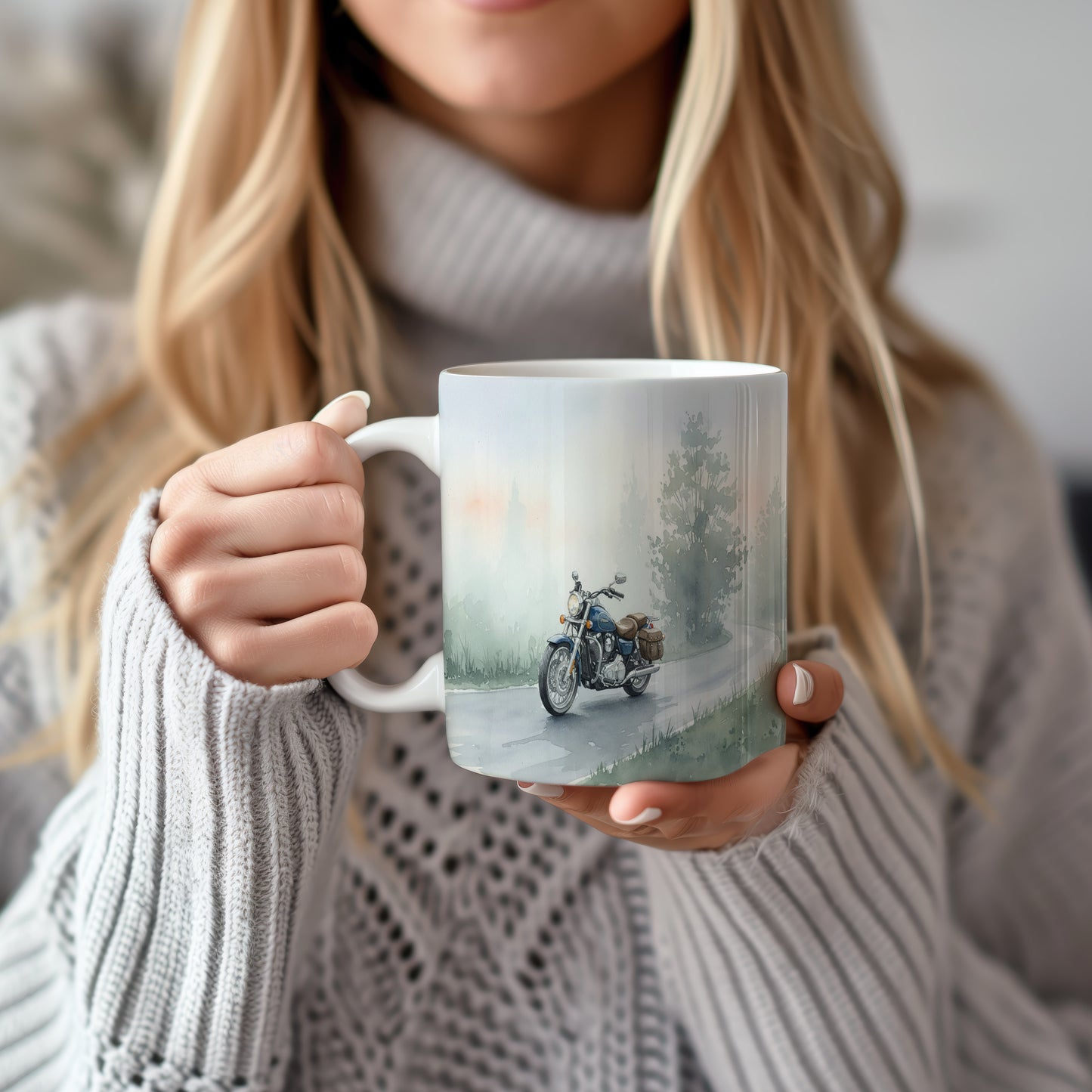 Hrnek s motorkou na lesní cestě