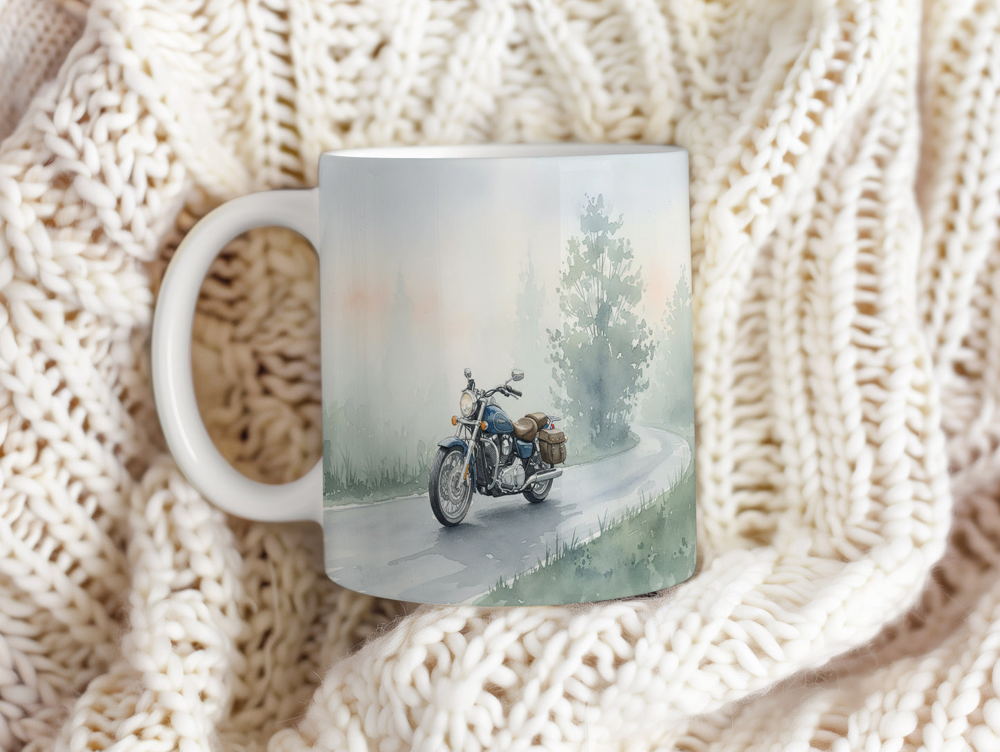 Hrnek s motorkou na lesní cestě