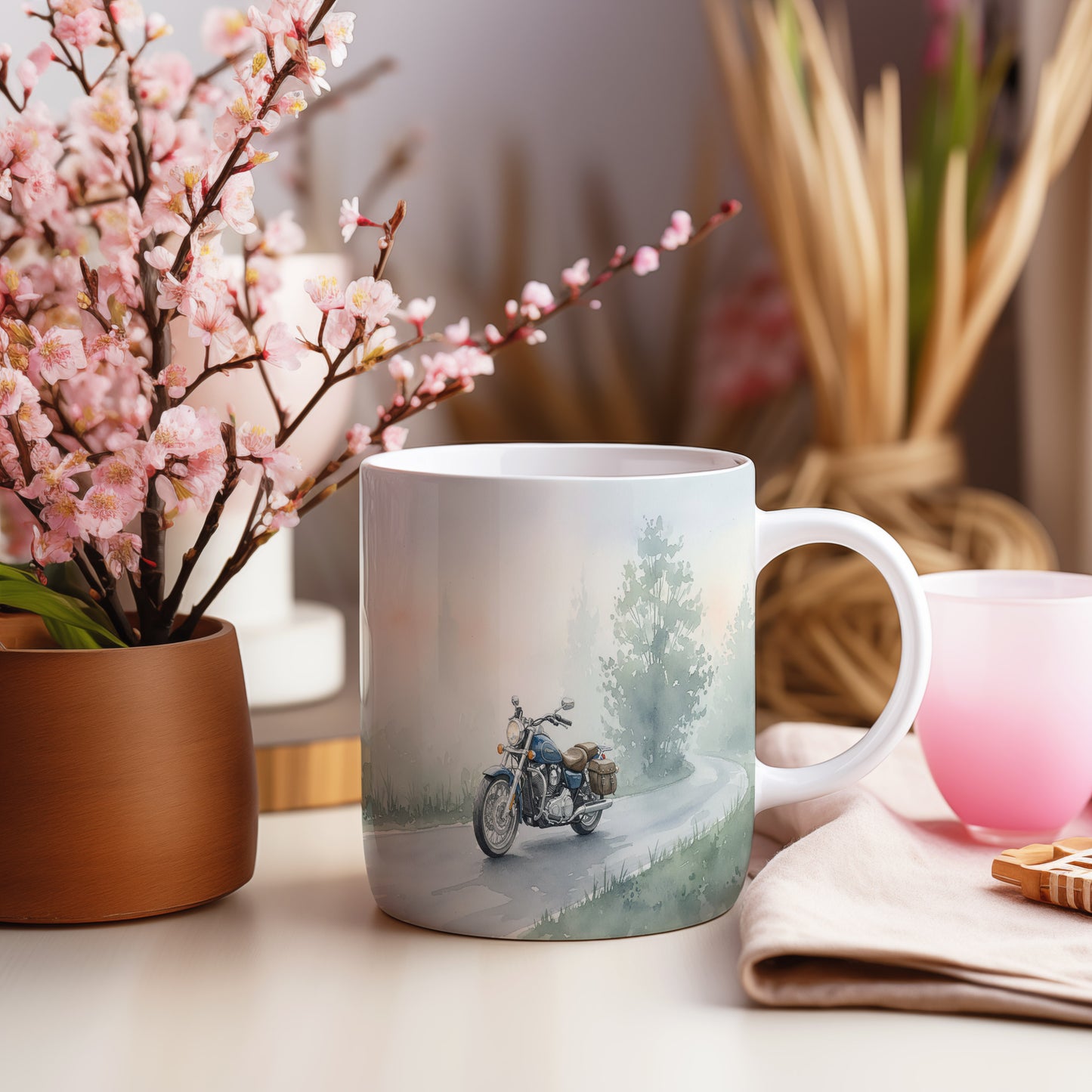 Hrnek s motorkou na lesní cestě