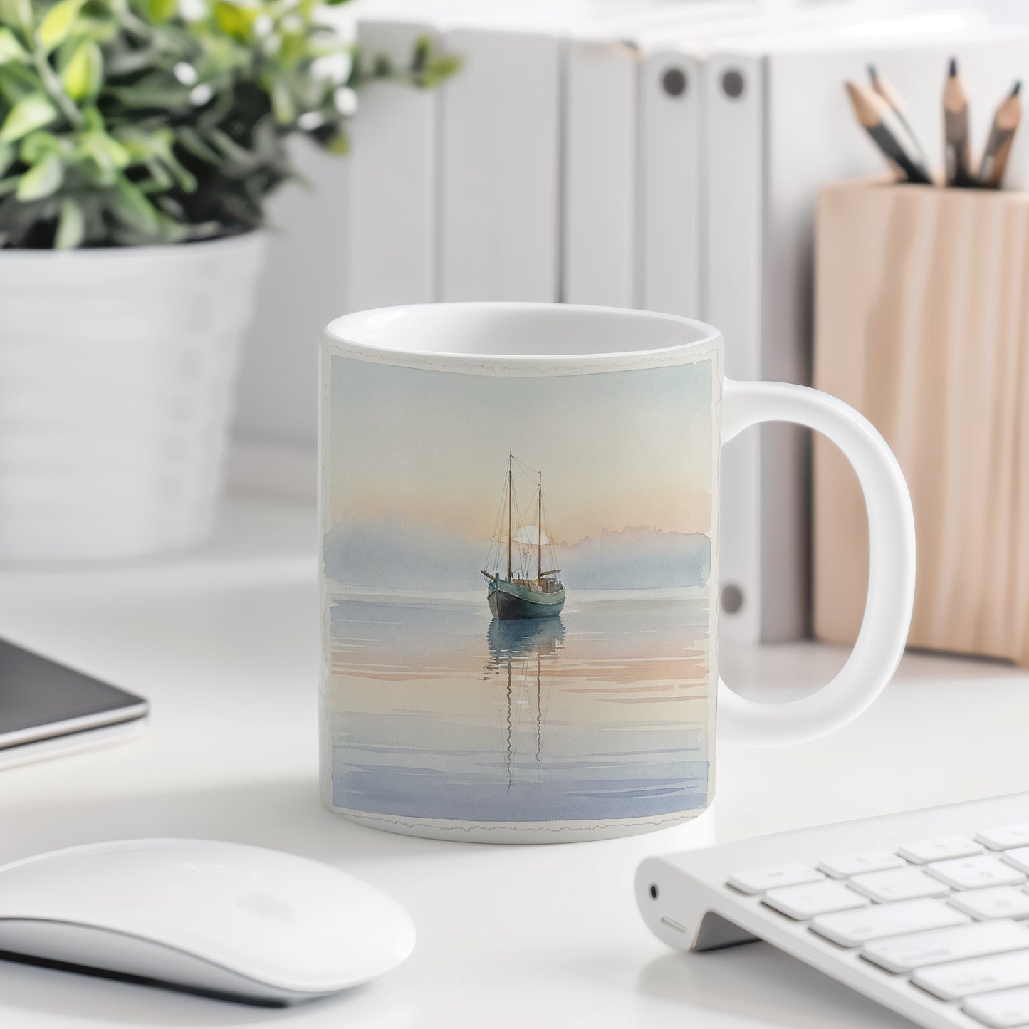 Hrnek s rybářskou lodí na klidném moři