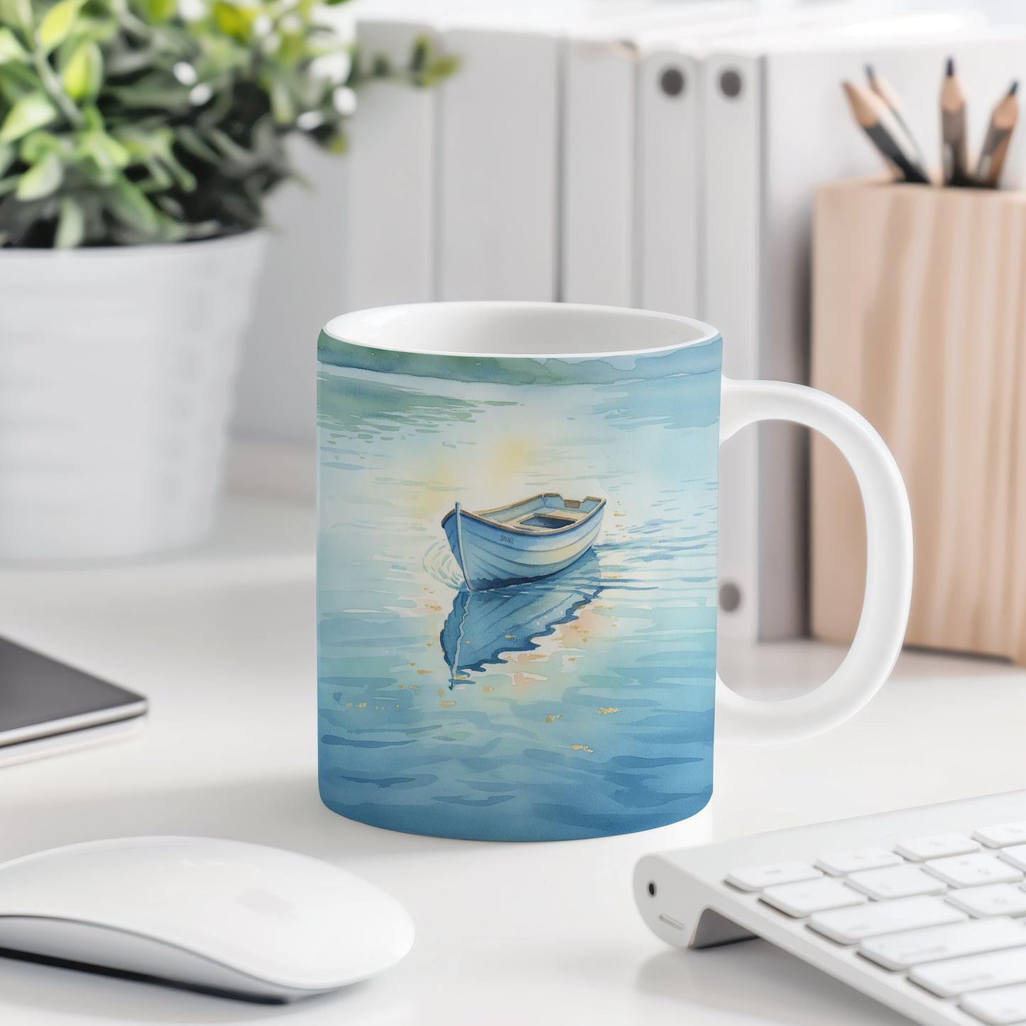 Hrnek s lodí na klidné hladině