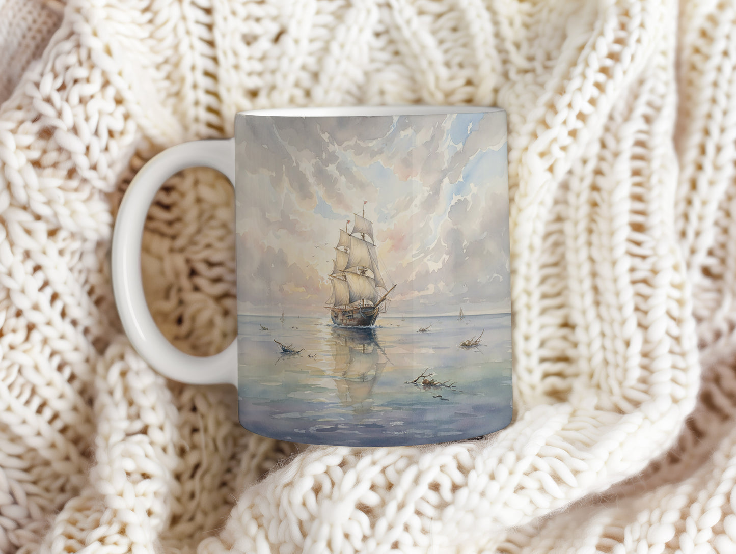 Hrnek s plachetnicí na klidném moři