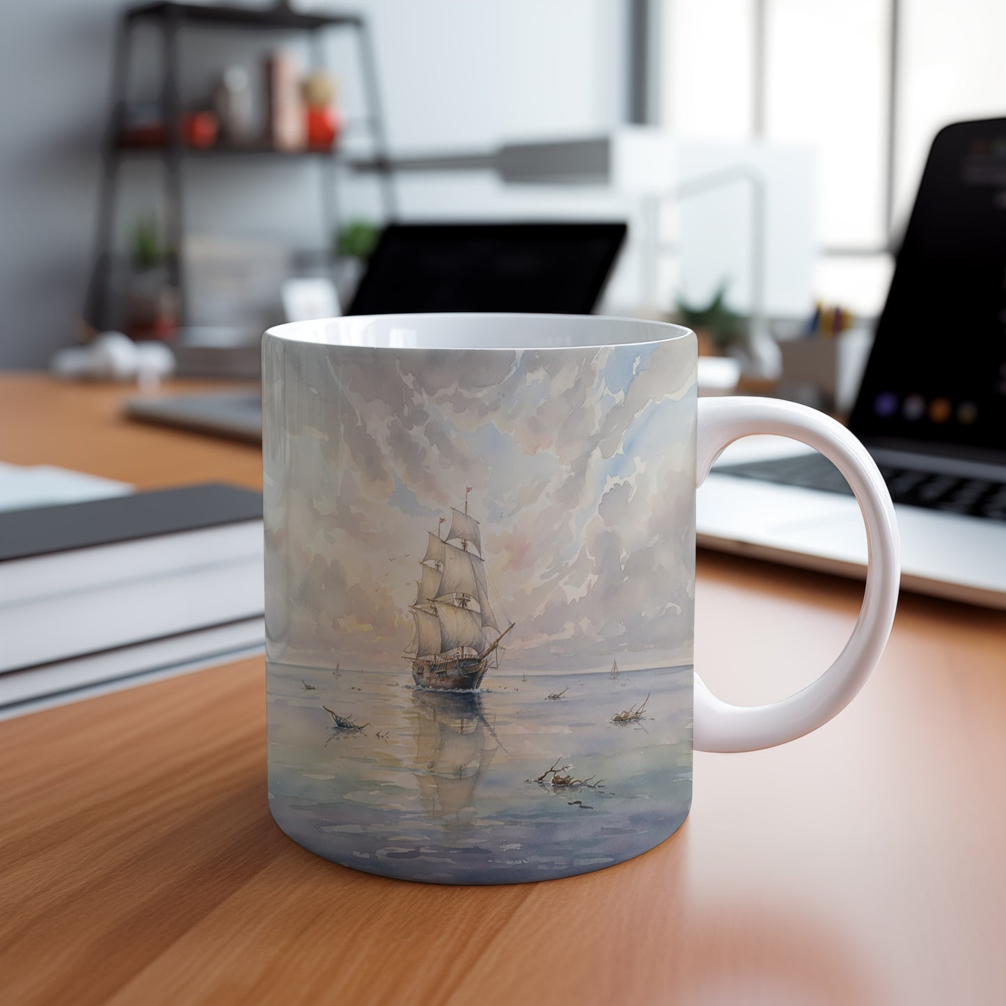 Hrnek s plachetnicí na klidném moři