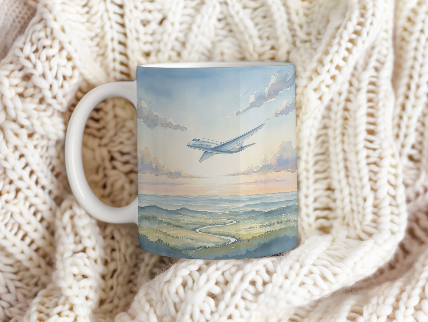 Hrnek s letadlem nad krajinou