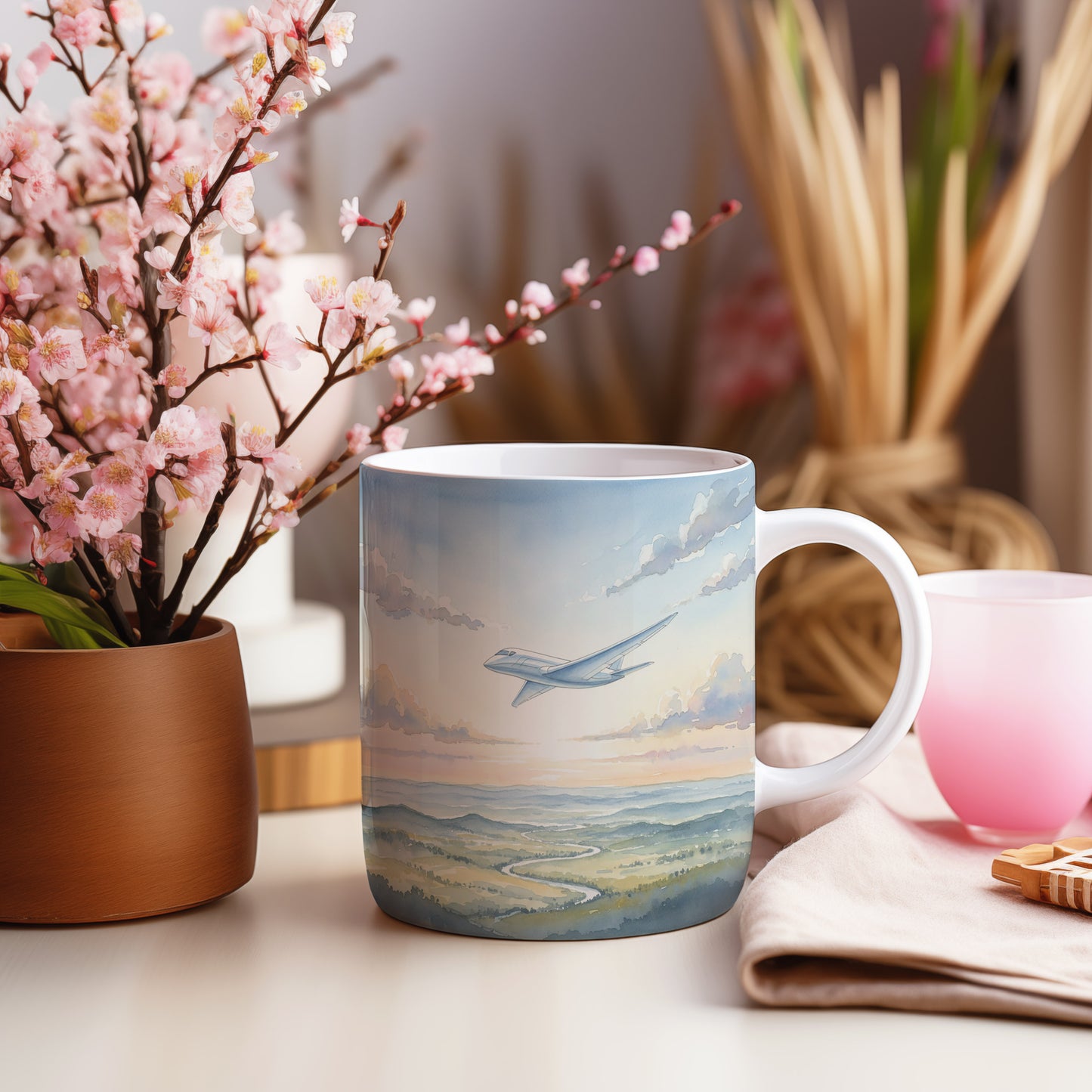 Hrnek s letadlem nad krajinou