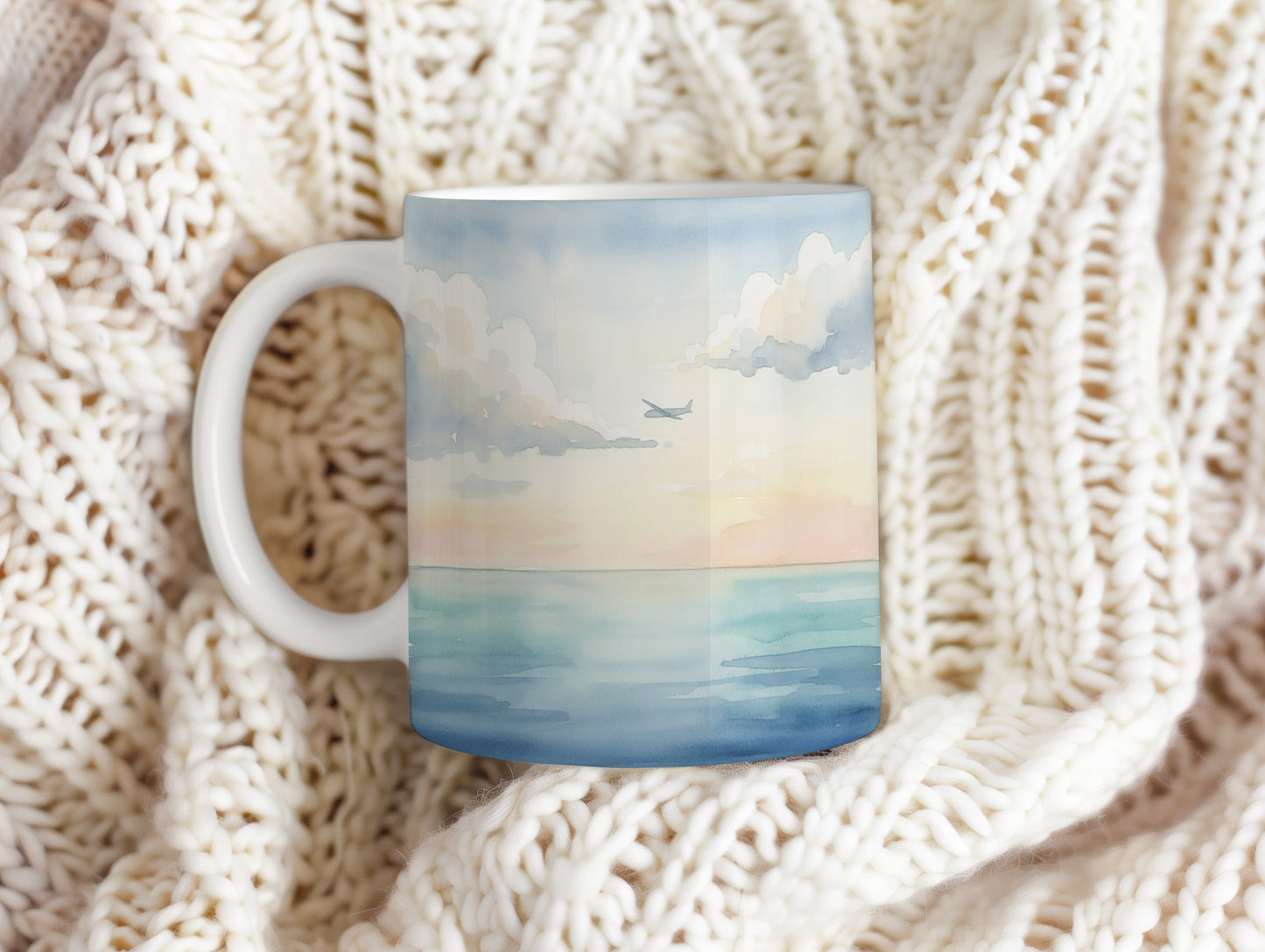 Hrnek s letadlem nad oceánem