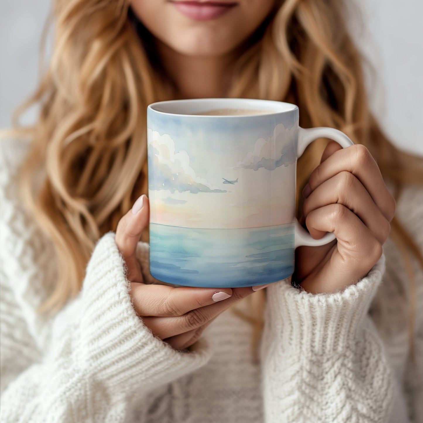 Hrnek s letadlem nad oceánem