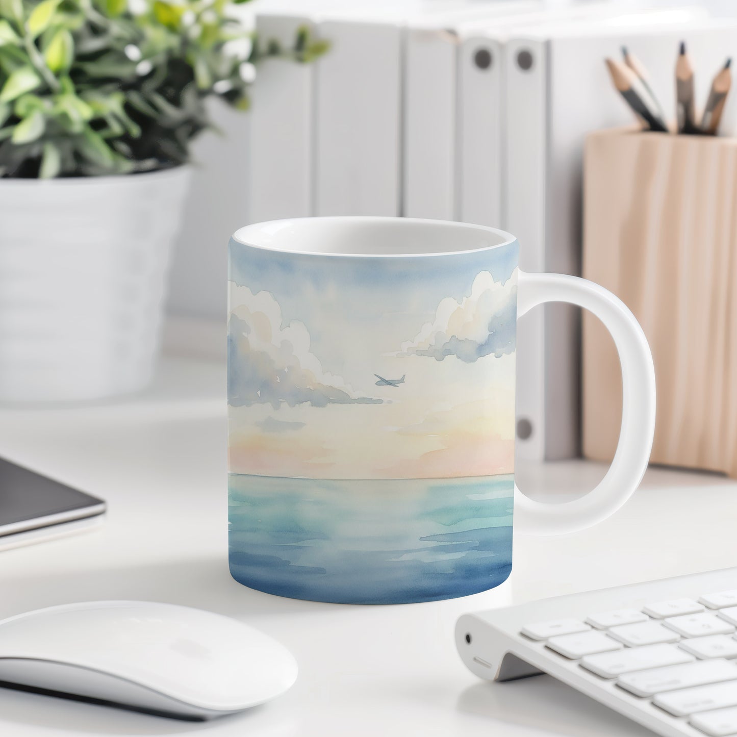 Hrnek s letadlem nad oceánem