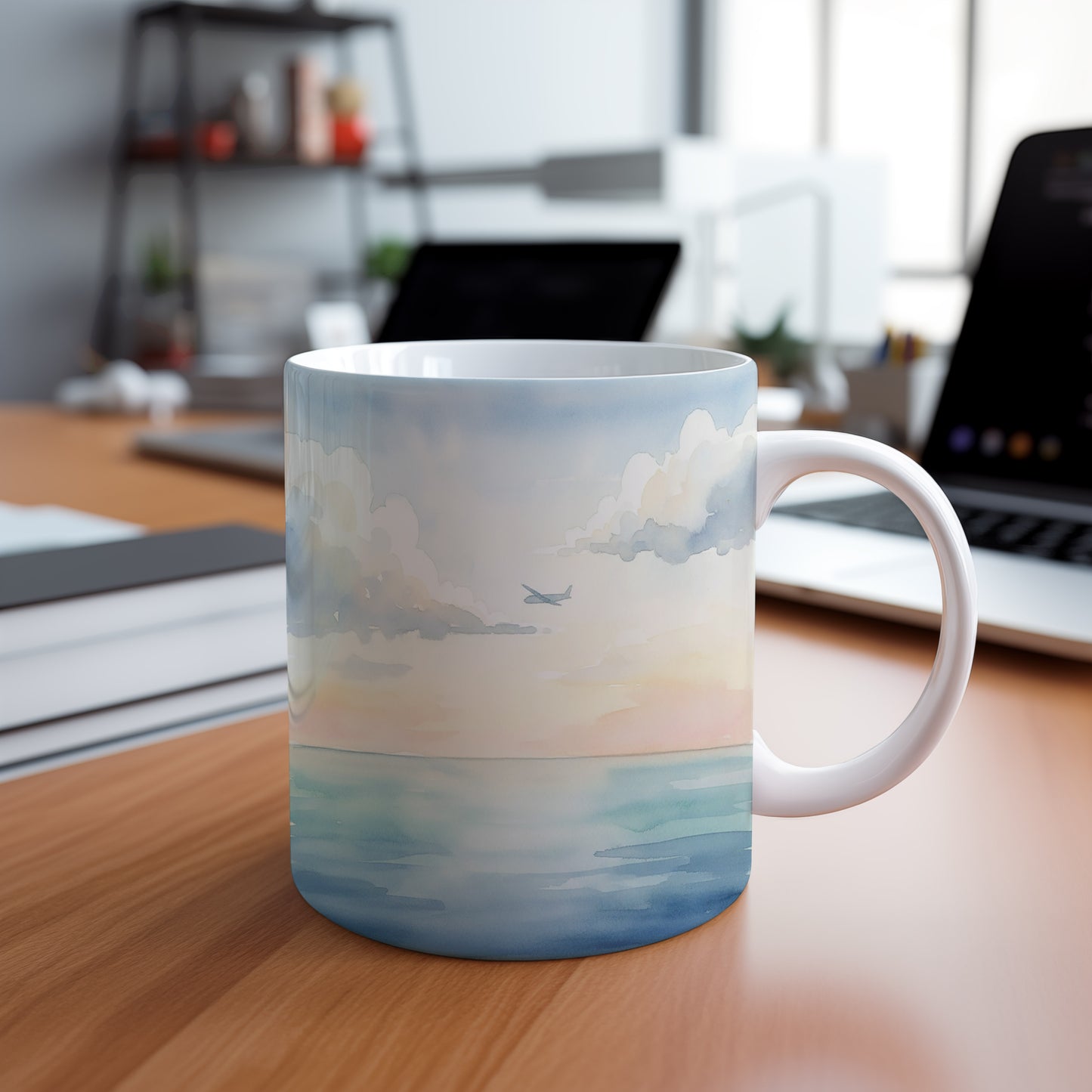 Hrnek s letadlem nad oceánem