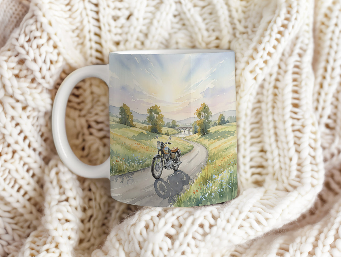 Hrnek s motorkou na venkovské cestě