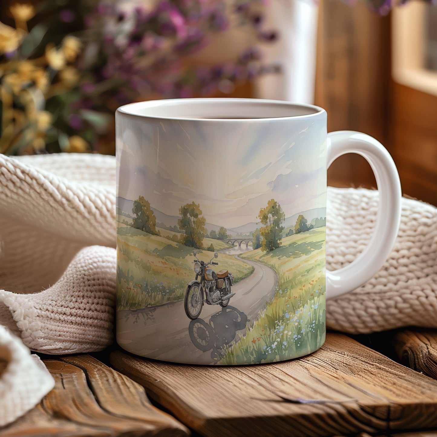 Hrnek s motorkou na venkovské cestě