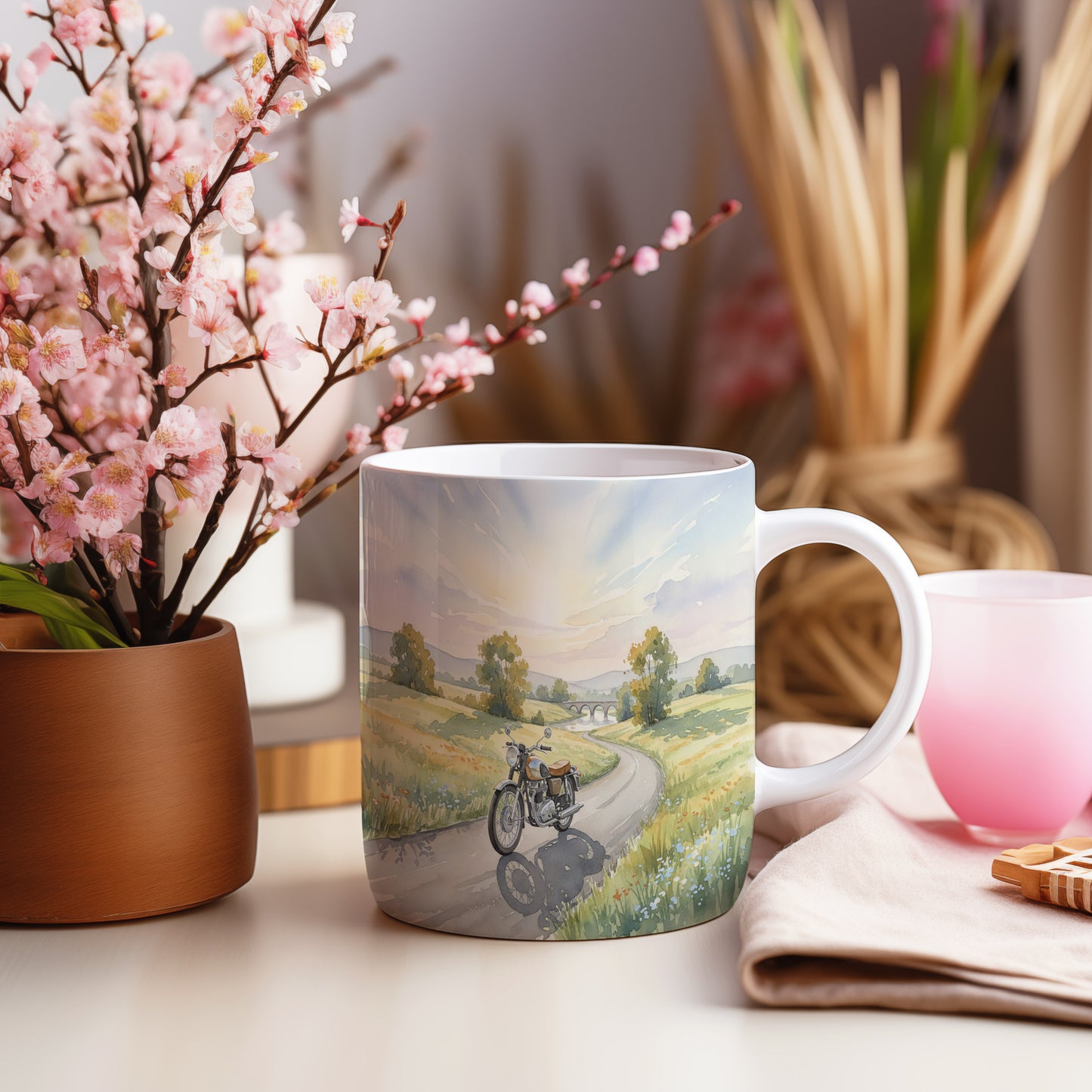 Hrnek s motorkou na venkovské cestě