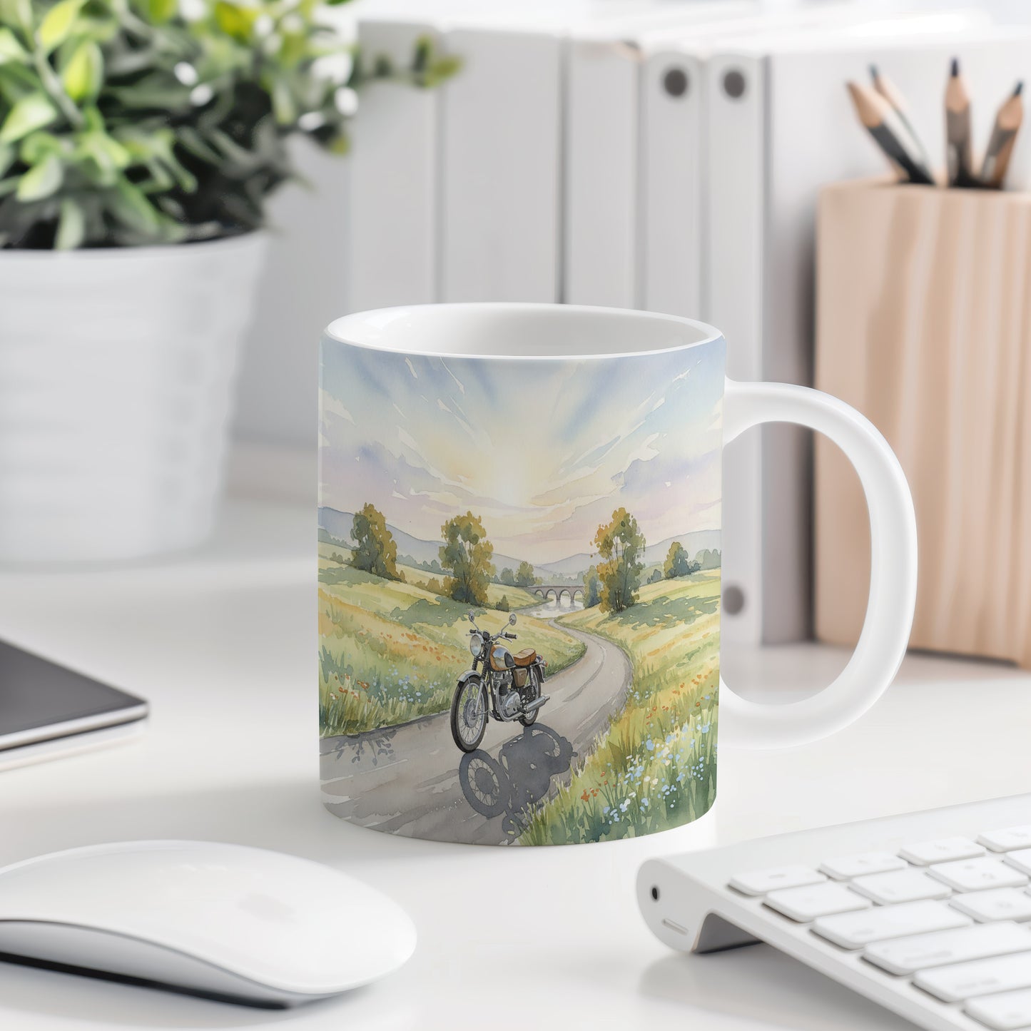 Hrnek s motorkou na venkovské cestě