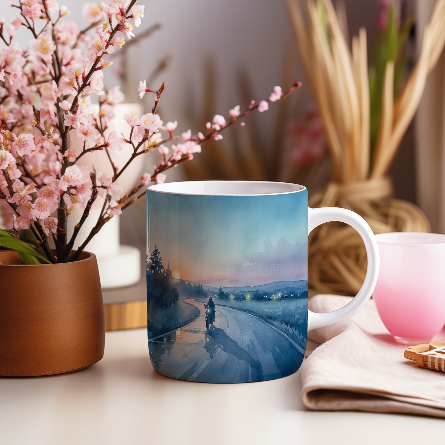 Hrnek s motorkou při západu slunce