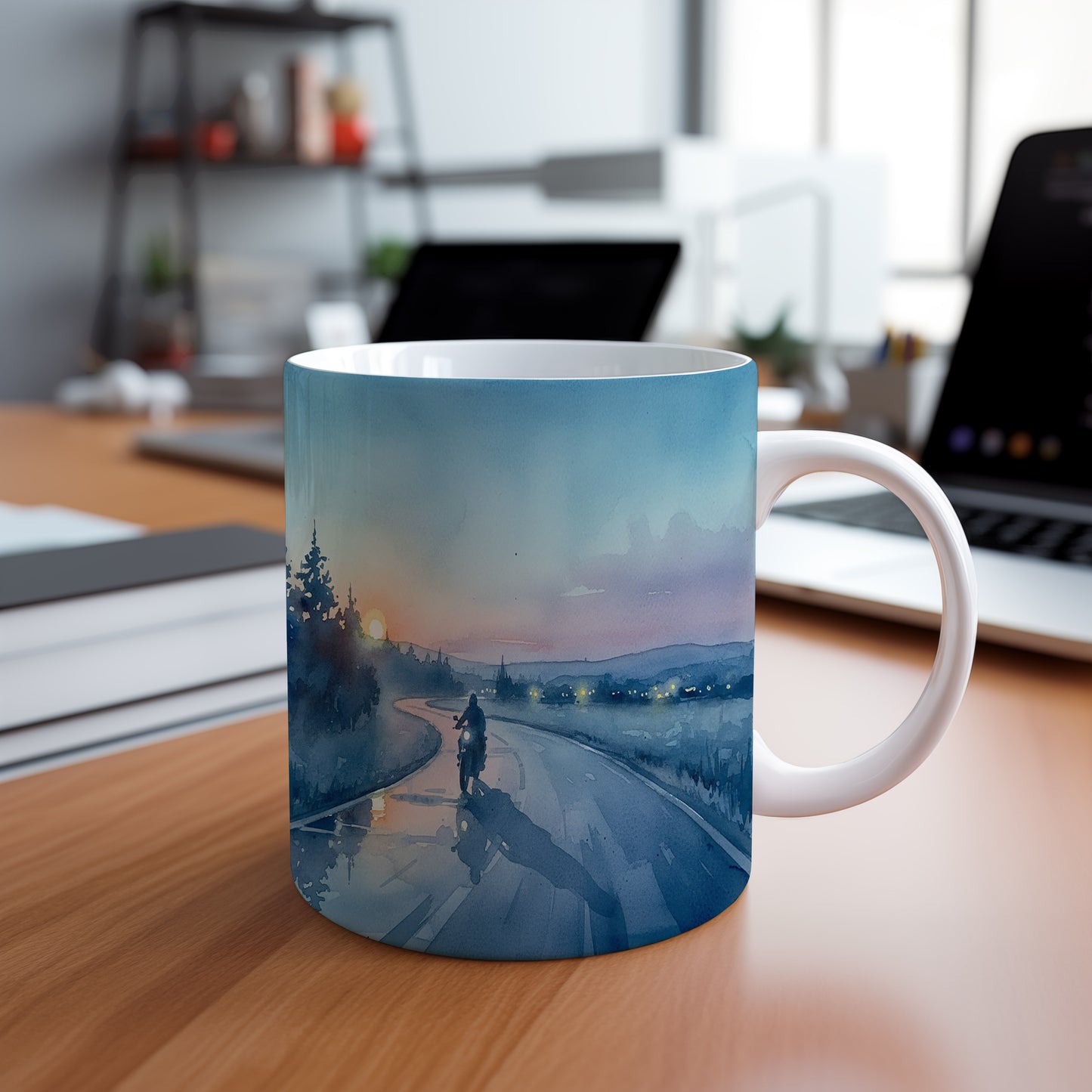 Hrnek s motorkou při západu slunce