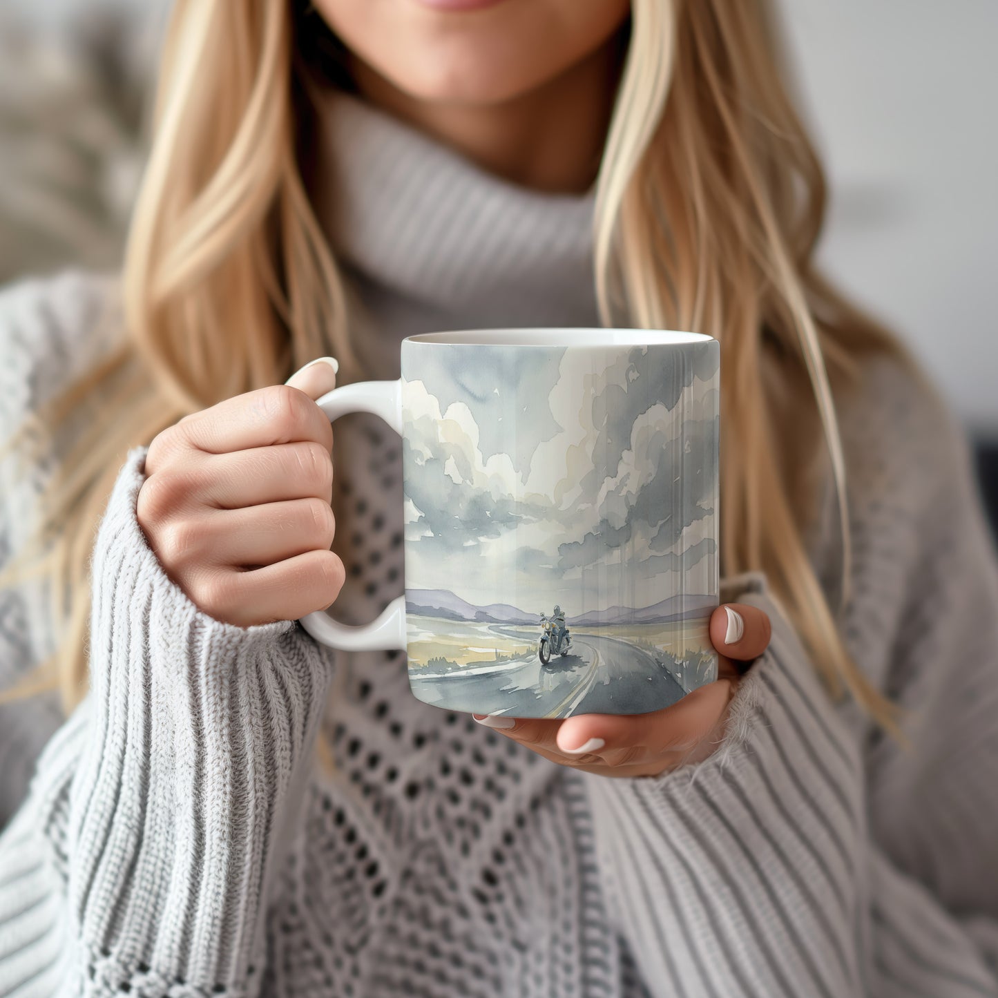 Hrnek s motorkou na otevřené silnici