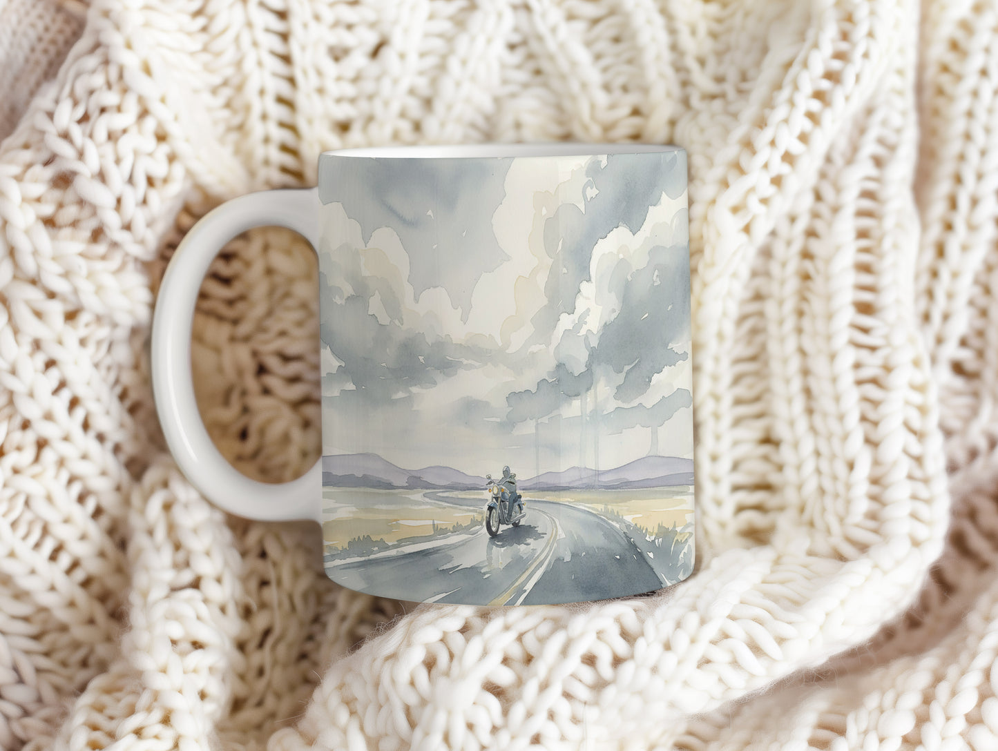 Hrnek s motorkou na otevřené silnici