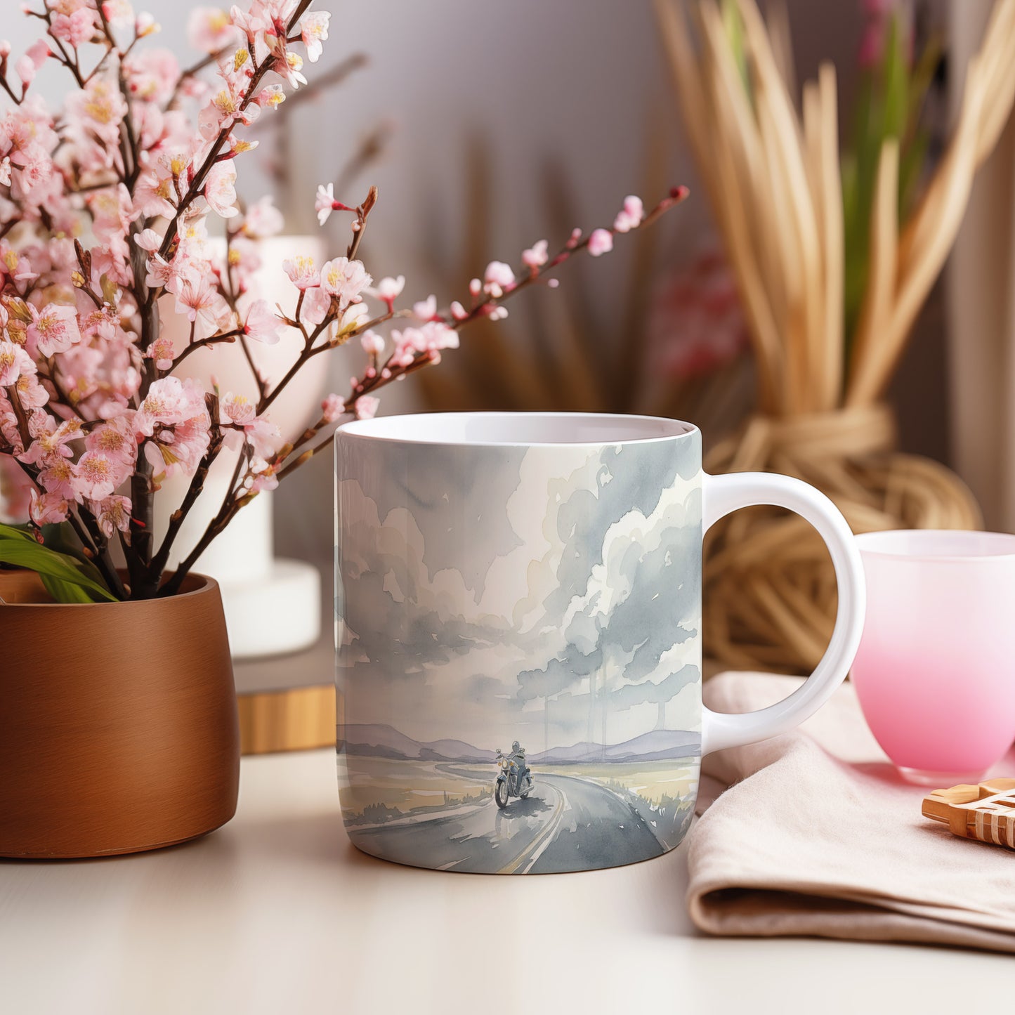 Hrnek s motorkou na otevřené silnici