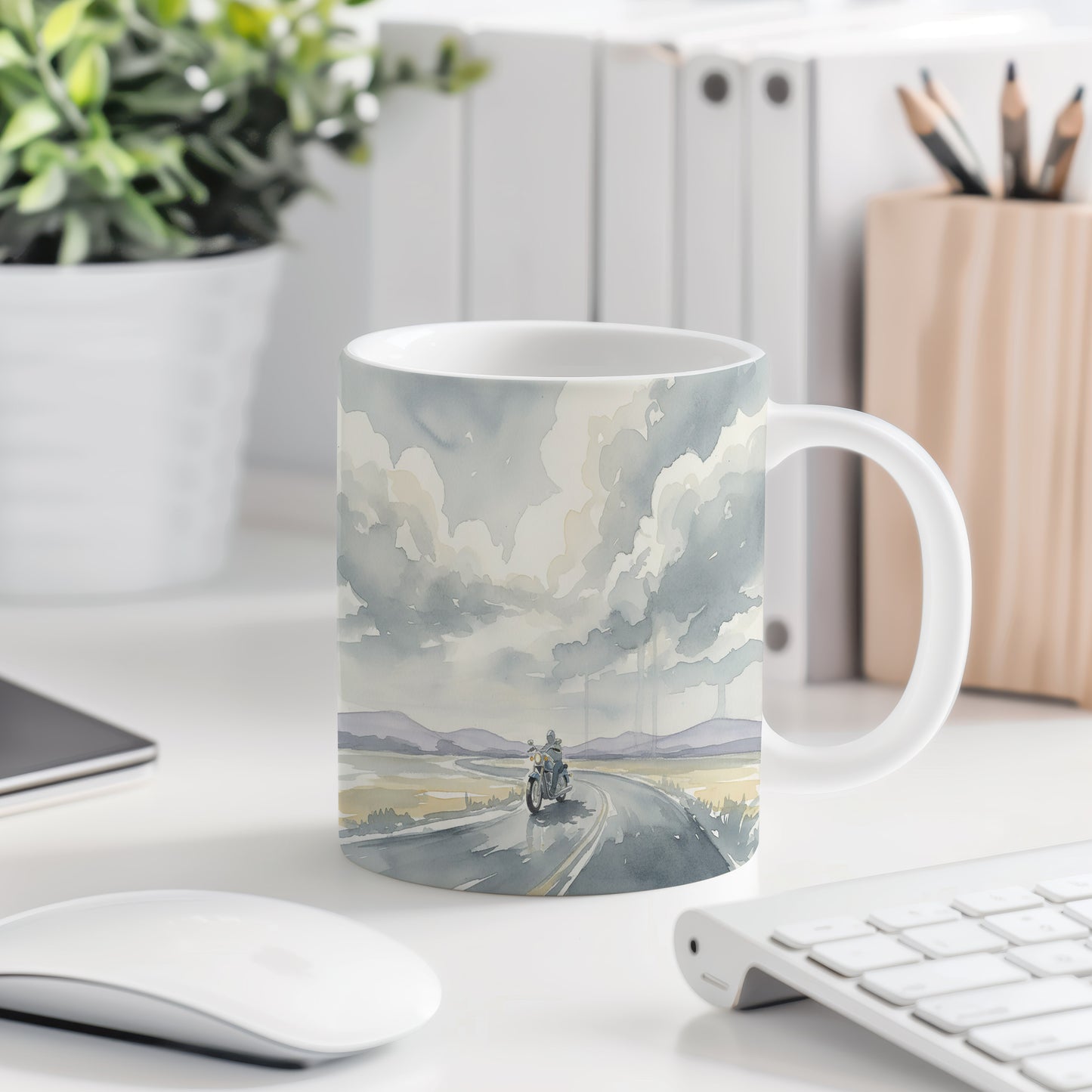 Hrnek s motorkou na otevřené silnici