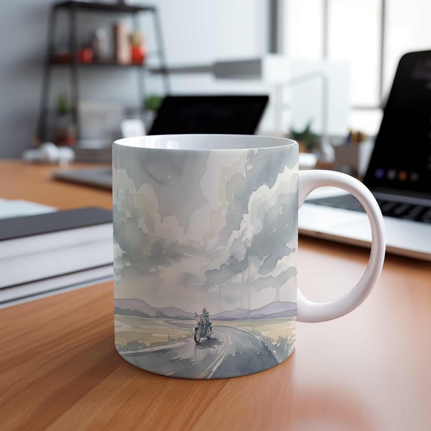 Hrnek s motorkou na otevřené silnici