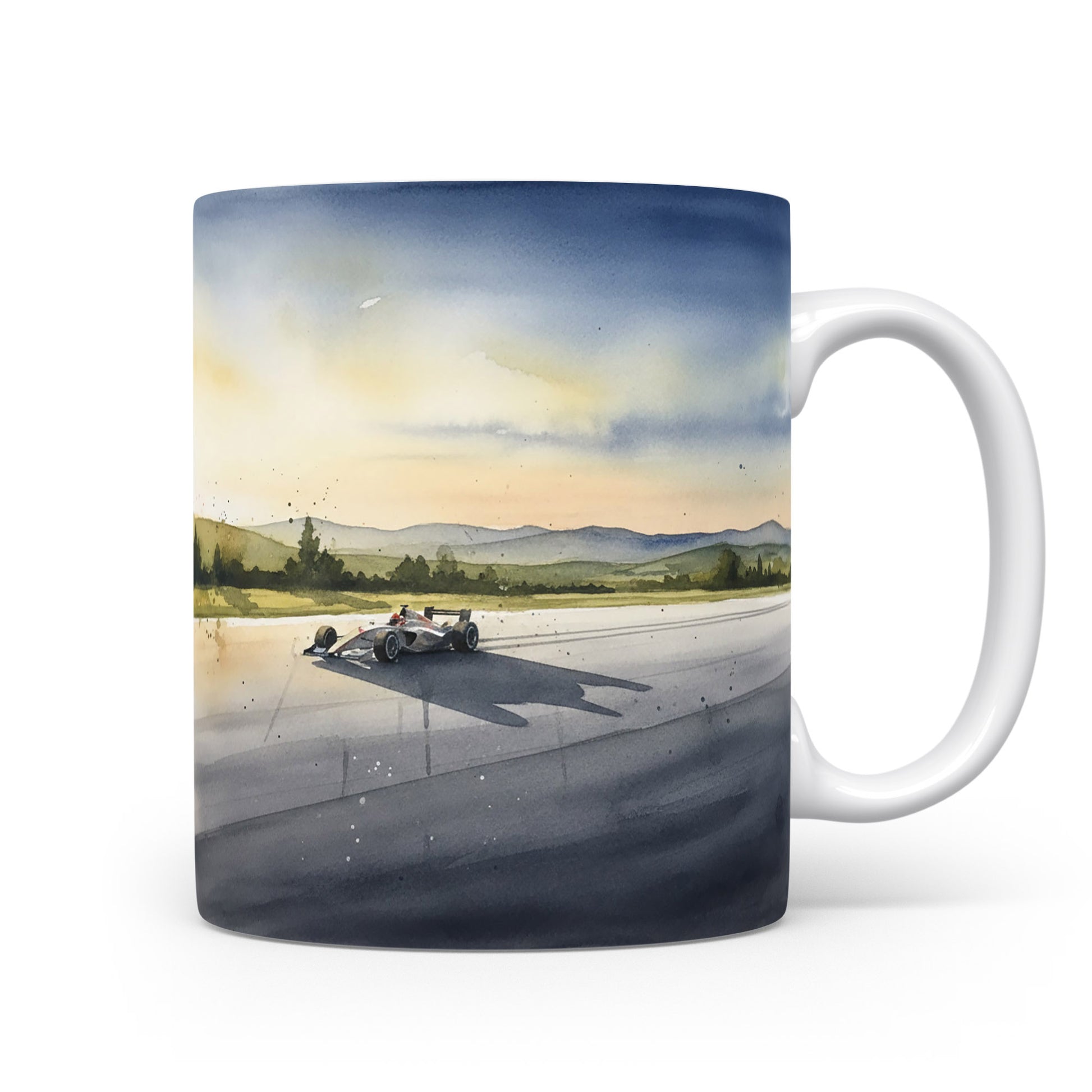 Hrnek s formulí na závodní dráze při západu slunce