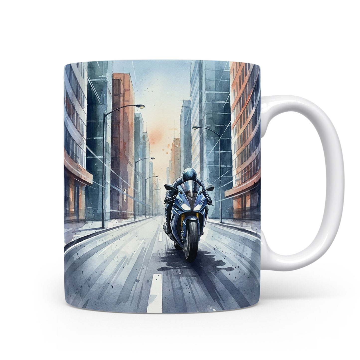 Hrnek s motorkou v městské uličce