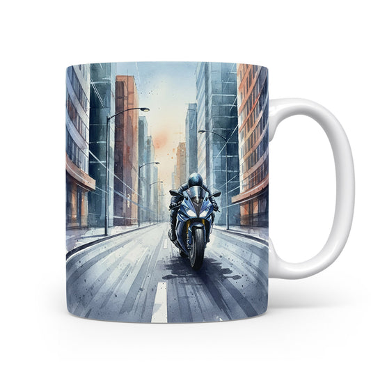 Hrnek s motorkou v městské uličce