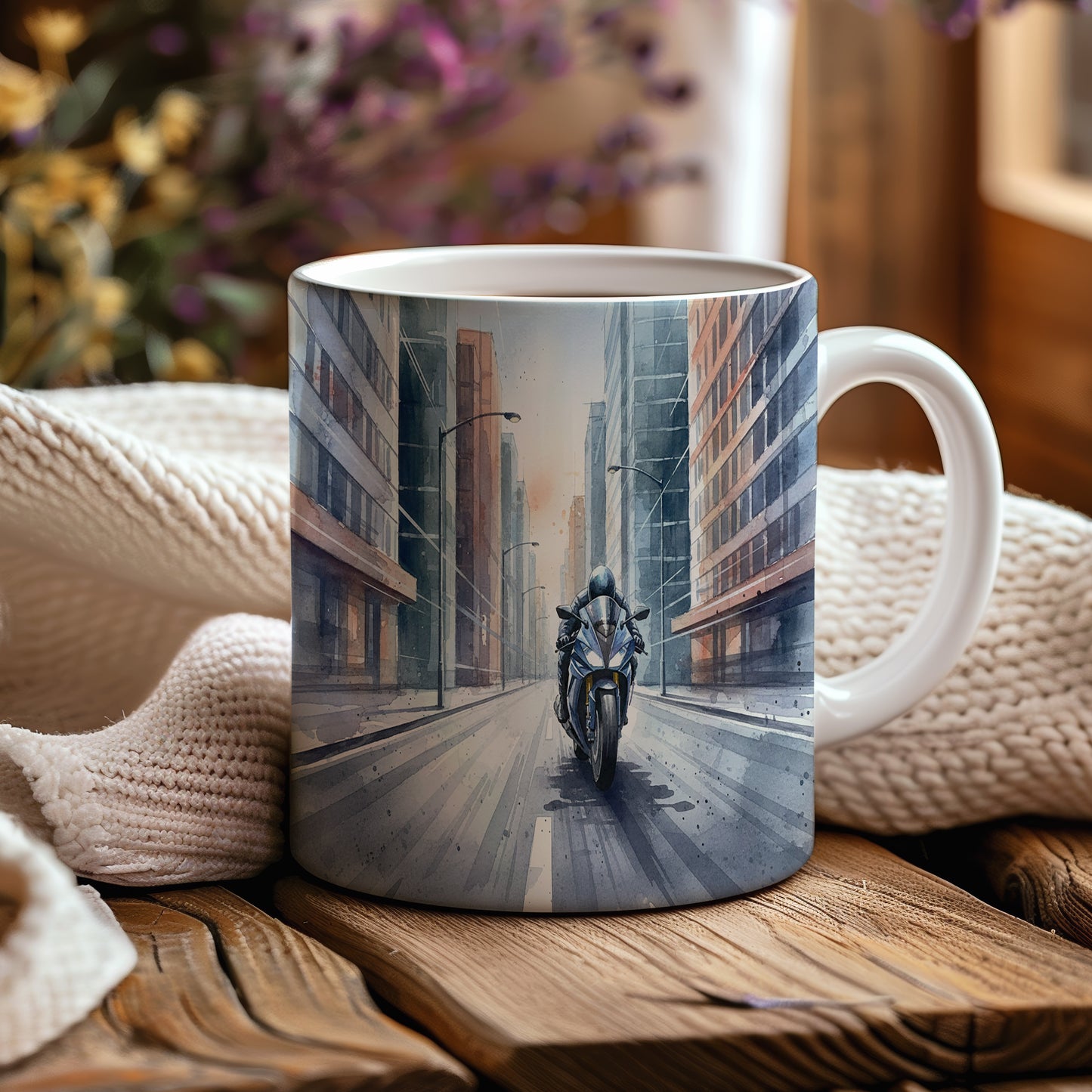 Hrnek s motorkou v městské uličce